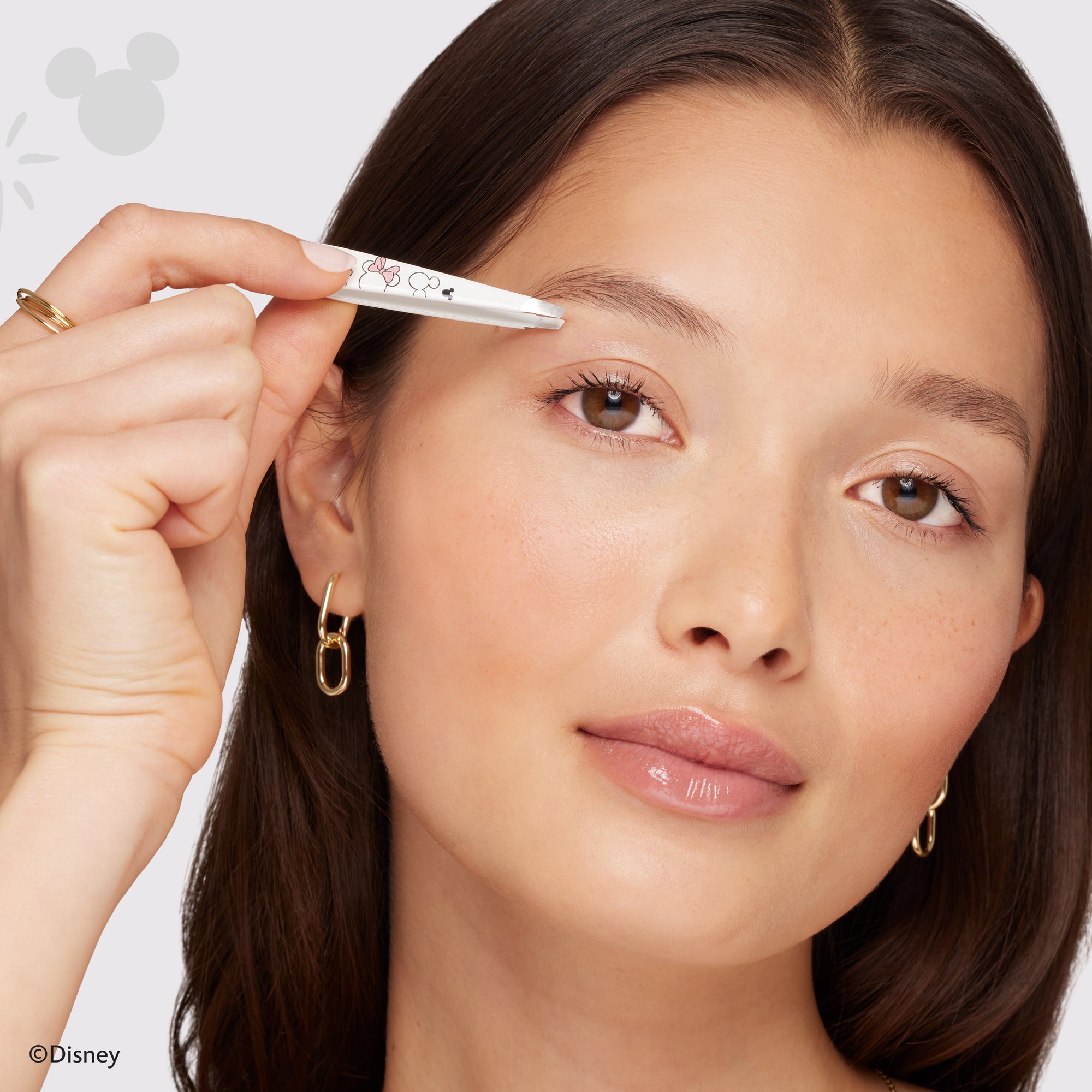 Model Using Ear-esistible Slant Tweezer