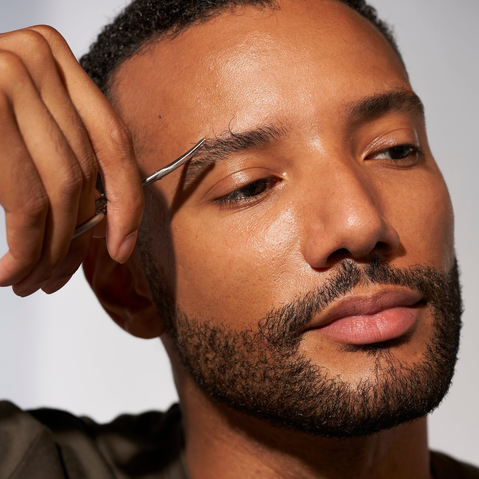Model using scissors on brows